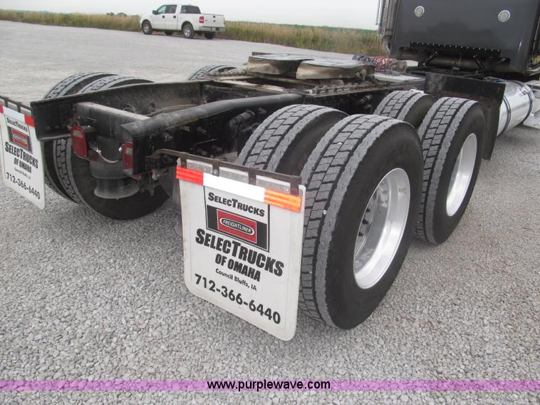 image for item F7109 2007 Freightliner FLD132 XL Classic semi truck