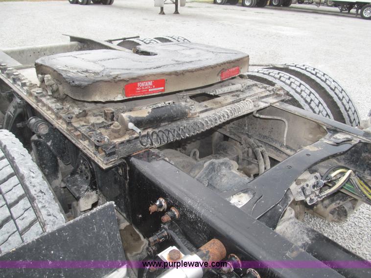 image for item F7109 2007 Freightliner FLD132 XL Classic semi truck