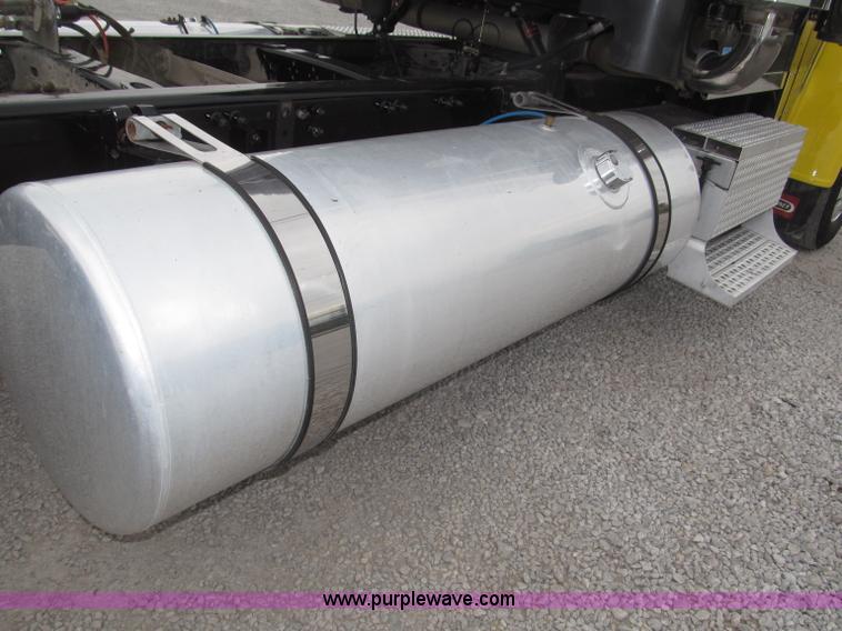 image for item F7109 2007 Freightliner FLD132 XL Classic semi truck