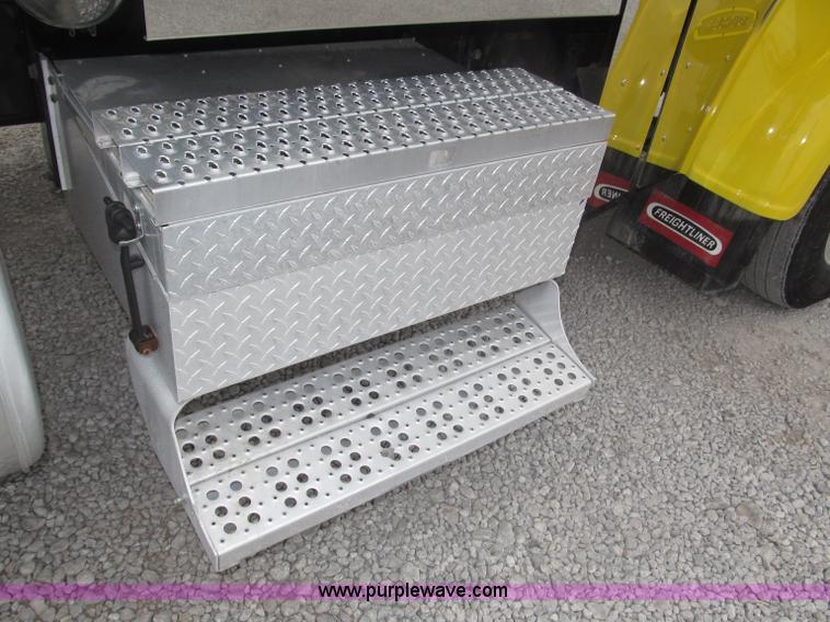 image for item F7109 2007 Freightliner FLD132 XL Classic semi truck