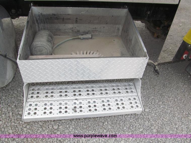 image for item F7109 2007 Freightliner FLD132 XL Classic semi truck