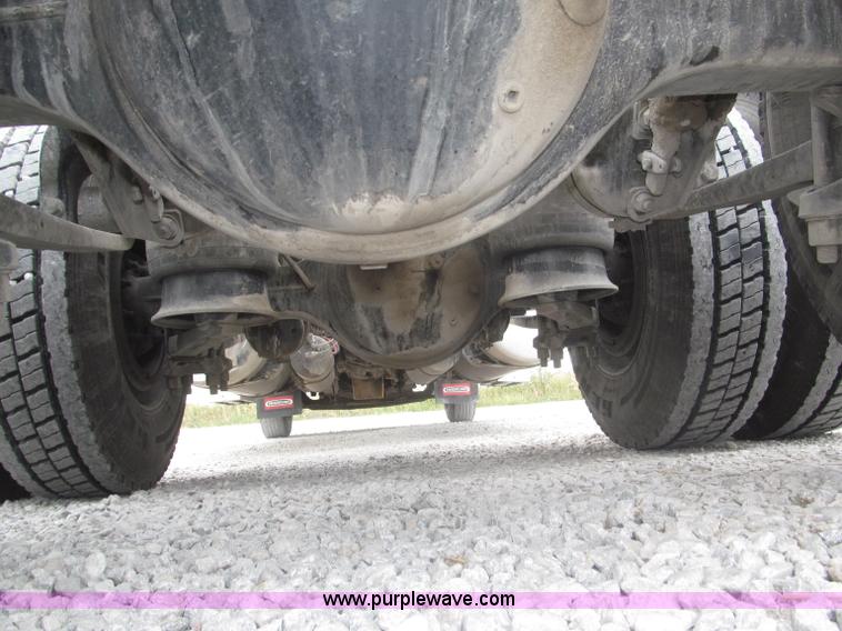 image for item F7109 2007 Freightliner FLD132 XL Classic semi truck