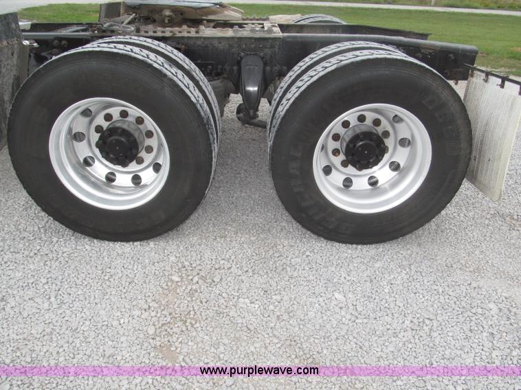 image for item F7109 2007 Freightliner FLD132 XL Classic semi truck