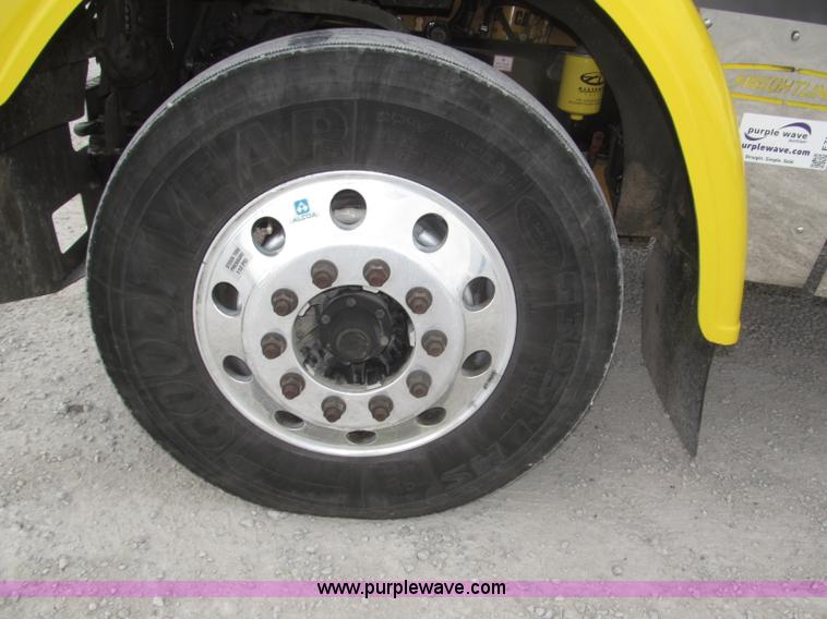 image for item F7109 2007 Freightliner FLD132 XL Classic semi truck