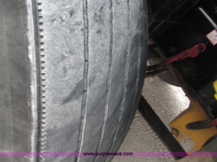 image for item F7109 2007 Freightliner FLD132 XL Classic semi truck