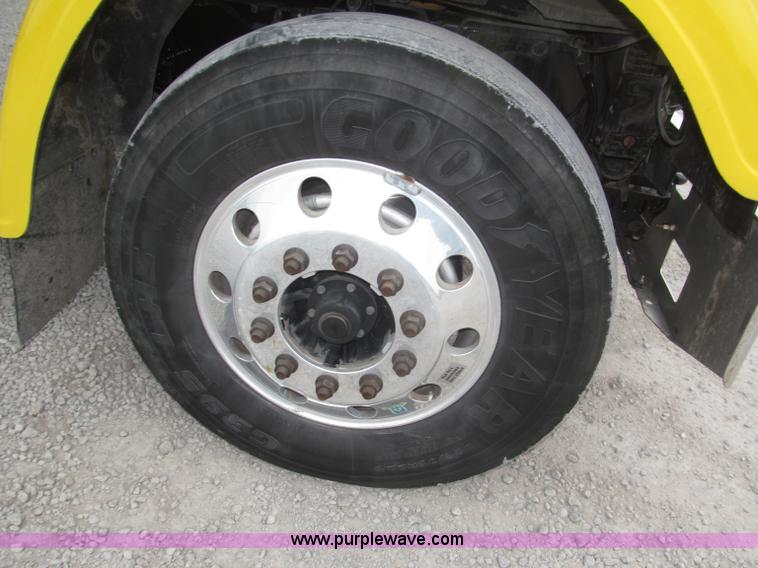 image for item F7109 2007 Freightliner FLD132 XL Classic semi truck