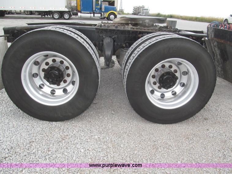 image for item F7109 2007 Freightliner FLD132 XL Classic semi truck