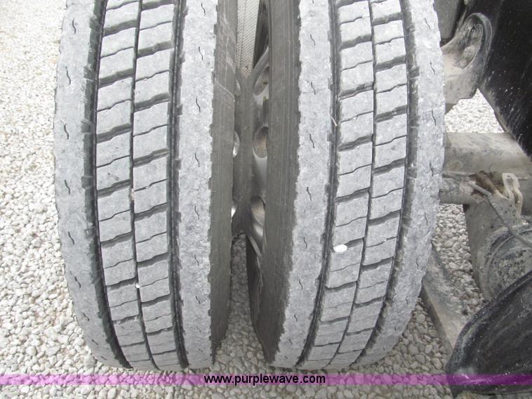 image for item F7109 2007 Freightliner FLD132 XL Classic semi truck