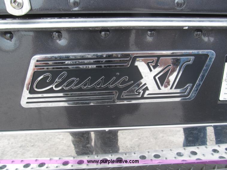 image for item F7109 2007 Freightliner FLD132 XL Classic semi truck