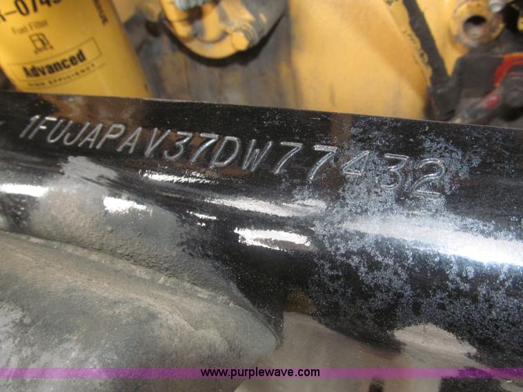 image for item F7109 2007 Freightliner FLD132 XL Classic semi truck