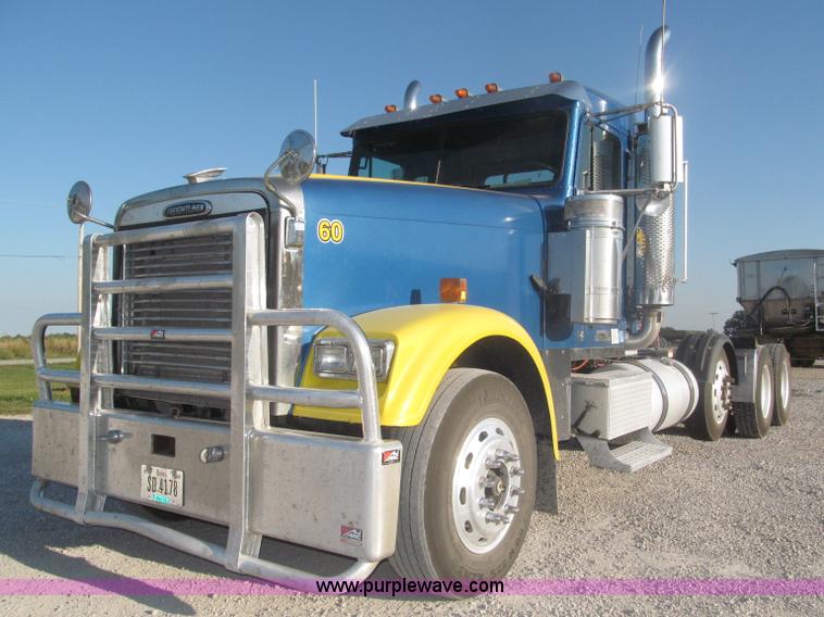 image for item F7116 2007 Freightliner FLD132 XL Classic tri axle semi truck