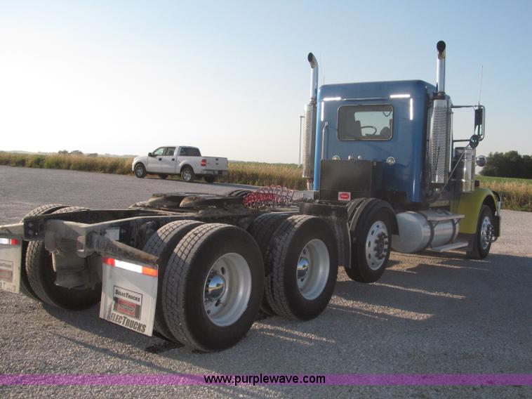 image for item F7116 2007 Freightliner FLD132 XL Classic tri axle semi truck