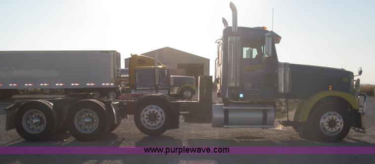 image for item F7116 2007 Freightliner FLD132 XL Classic tri axle semi truck