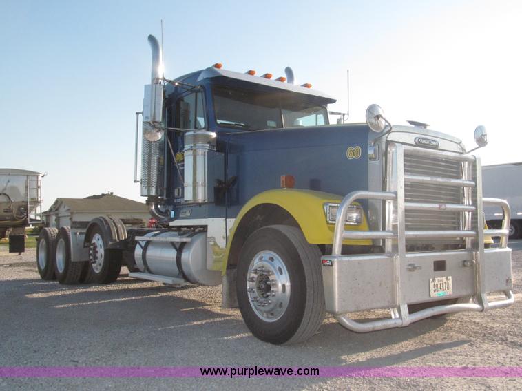 image for item F7116 2007 Freightliner FLD132 XL Classic tri axle semi truck