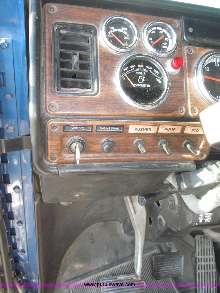 image for item F7116 2007 Freightliner FLD132 XL Classic tri axle semi truck