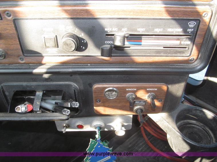 image for item F7116 2007 Freightliner FLD132 XL Classic tri axle semi truck