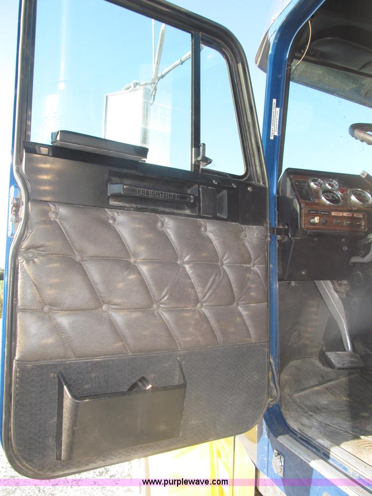 image for item F7116 2007 Freightliner FLD132 XL Classic tri axle semi truck