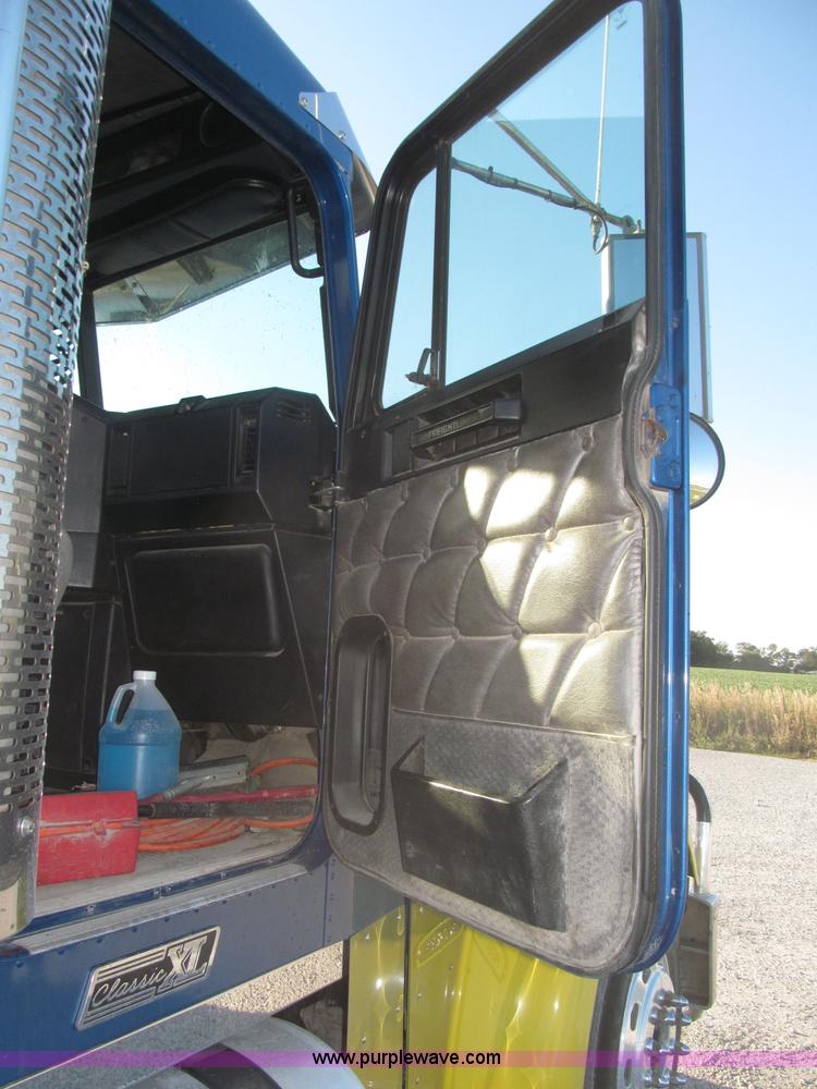 image for item F7116 2007 Freightliner FLD132 XL Classic tri axle semi truck