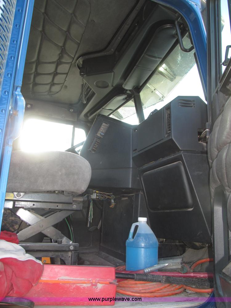 image for item F7116 2007 Freightliner FLD132 XL Classic tri axle semi truck