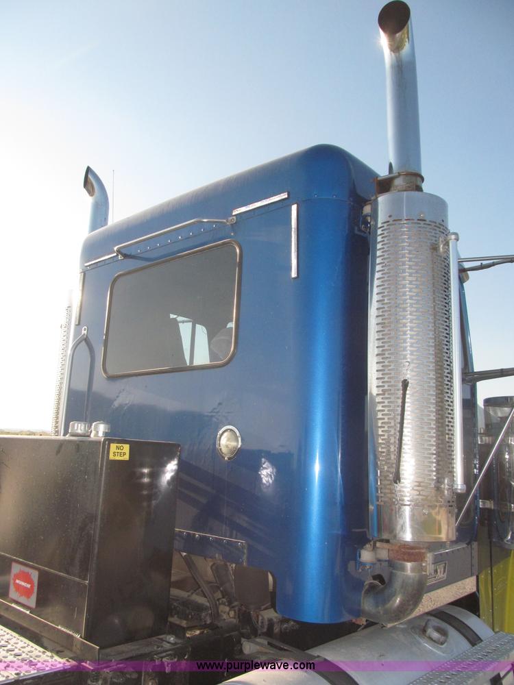 image for item F7116 2007 Freightliner FLD132 XL Classic tri axle semi truck