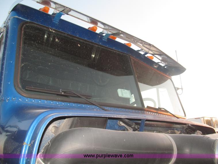 image for item F7116 2007 Freightliner FLD132 XL Classic tri axle semi truck