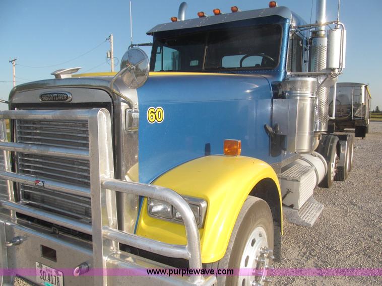 image for item F7116 2007 Freightliner FLD132 XL Classic tri axle semi truck