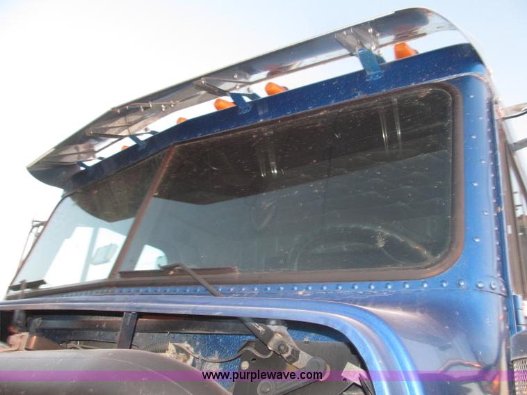 image for item F7116 2007 Freightliner FLD132 XL Classic tri axle semi truck