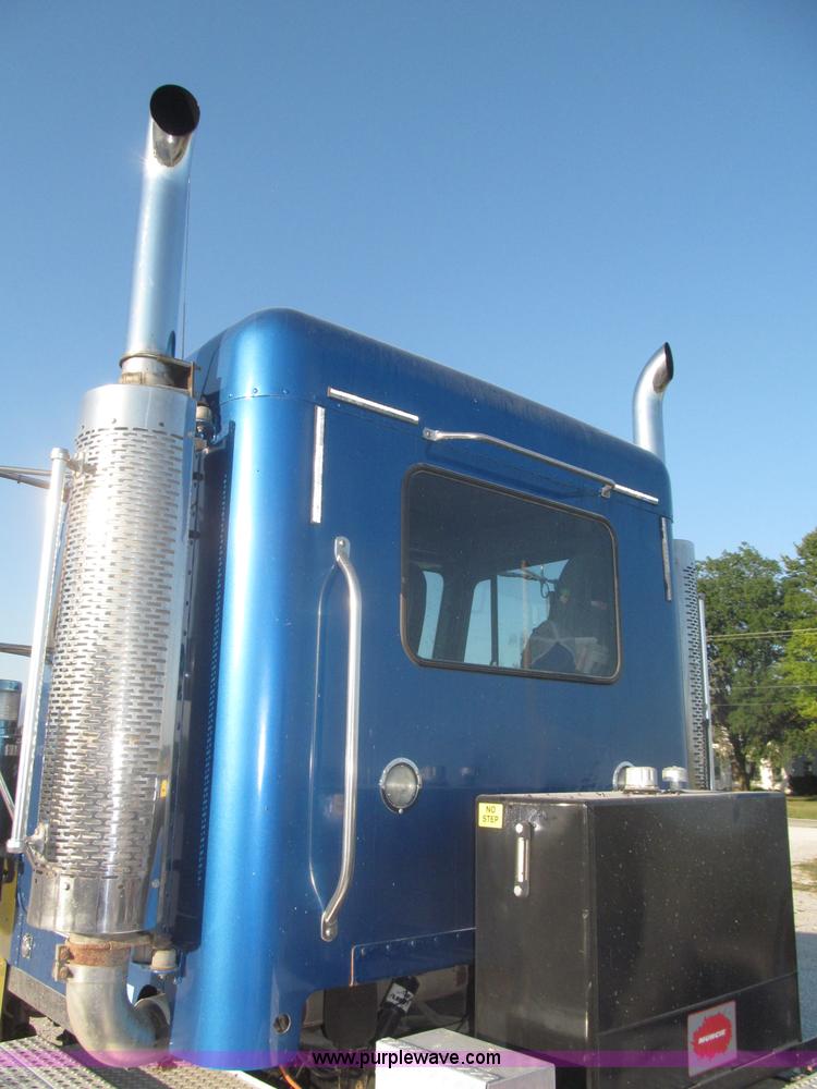 image for item F7116 2007 Freightliner FLD132 XL Classic tri axle semi truck