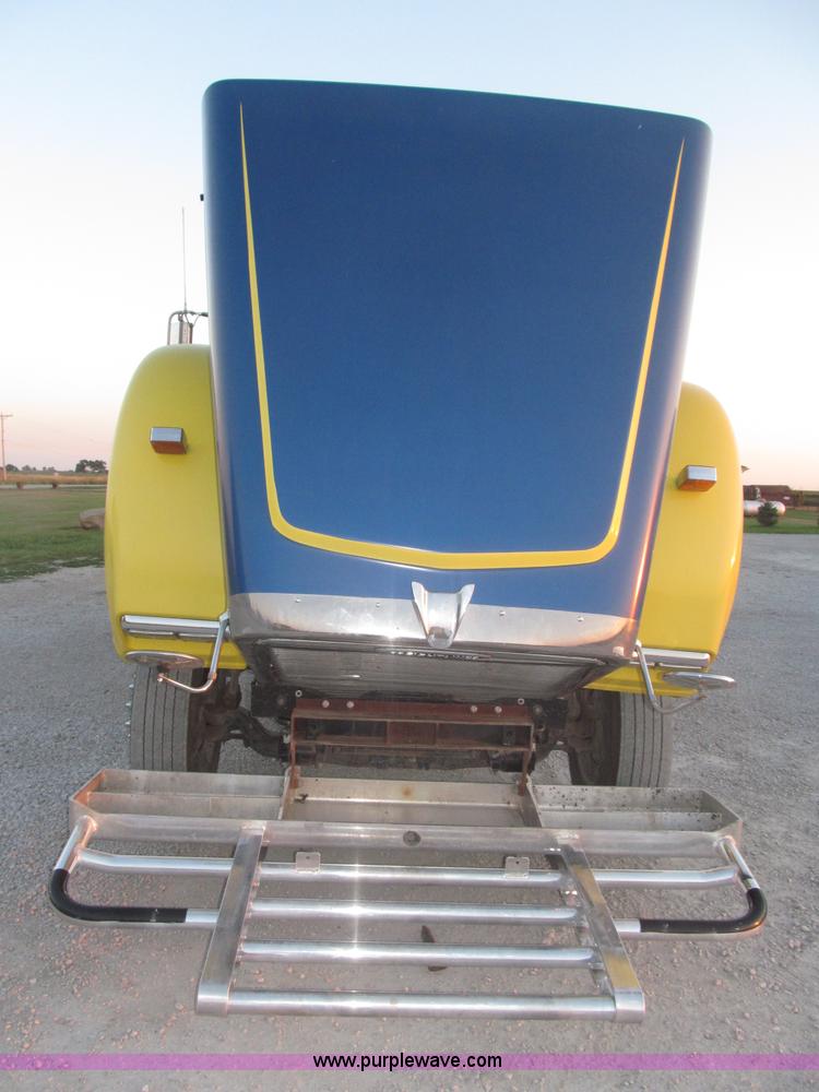 image for item F7116 2007 Freightliner FLD132 XL Classic tri axle semi truck