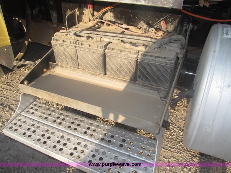 image for item F7116 2007 Freightliner FLD132 XL Classic tri axle semi truck