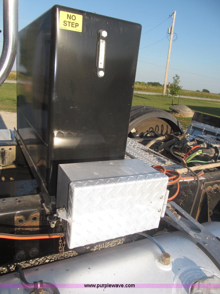 image for item F7116 2007 Freightliner FLD132 XL Classic tri axle semi truck