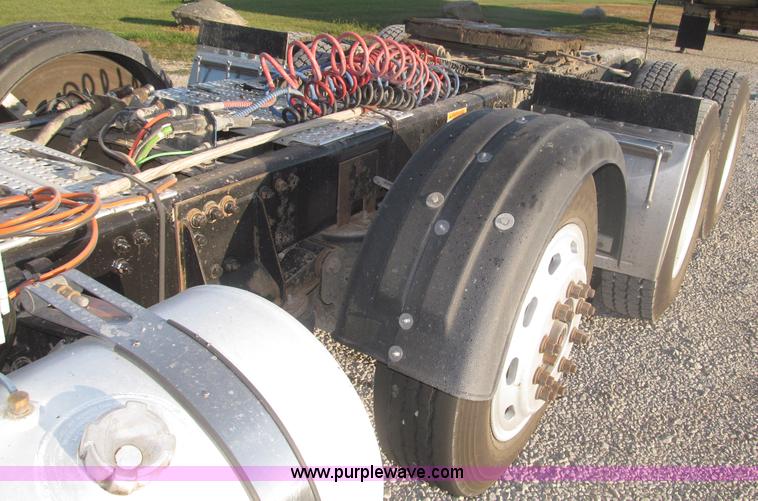 image for item F7116 2007 Freightliner FLD132 XL Classic tri axle semi truck