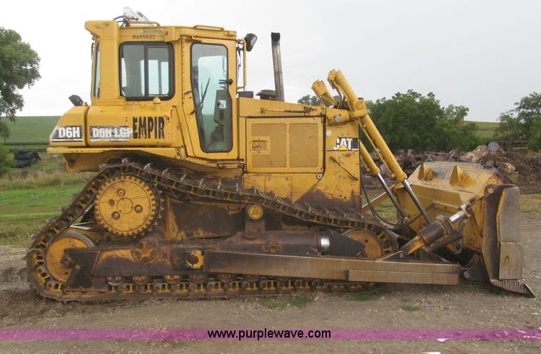 image for item F7121 1995 Caterpillar D6H LGP Series II dozer
