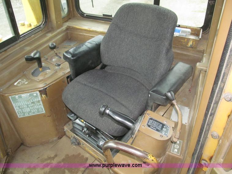 image for item F7121 1995 Caterpillar D6H LGP Series II dozer