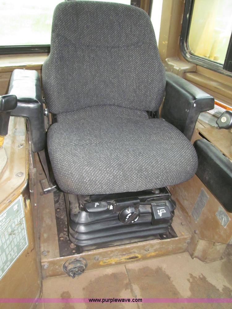 image for item F7121 1995 Caterpillar D6H LGP Series II dozer