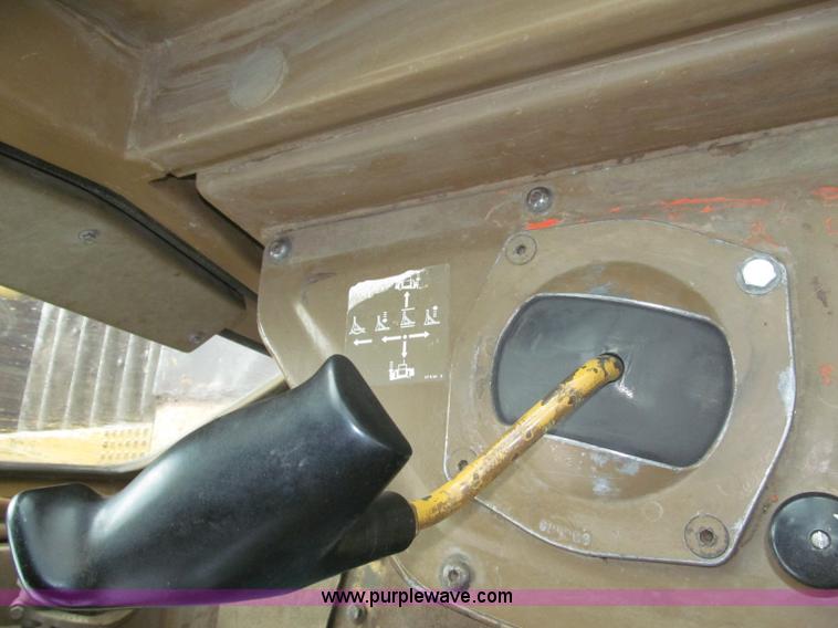 image for item F7121 1995 Caterpillar D6H LGP Series II dozer