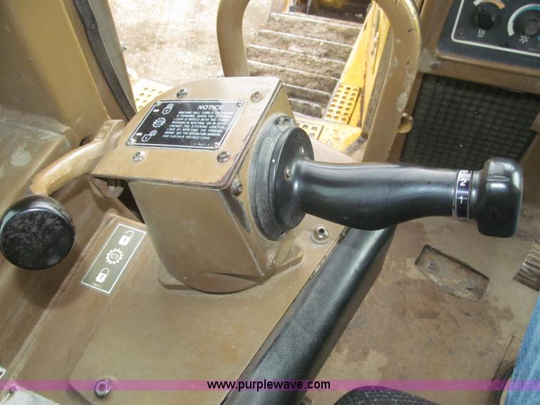 image for item F7121 1995 Caterpillar D6H LGP Series II dozer