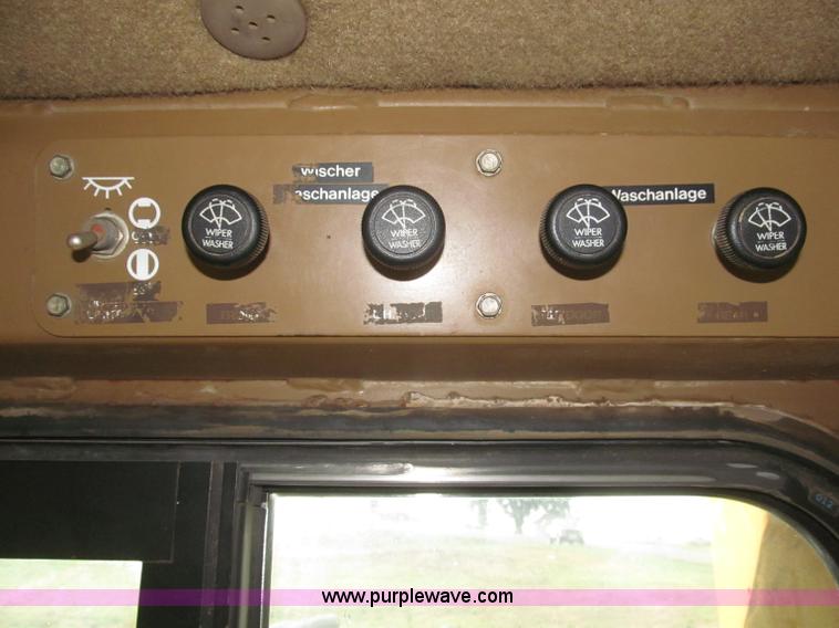 image for item F7121 1995 Caterpillar D6H LGP Series II dozer