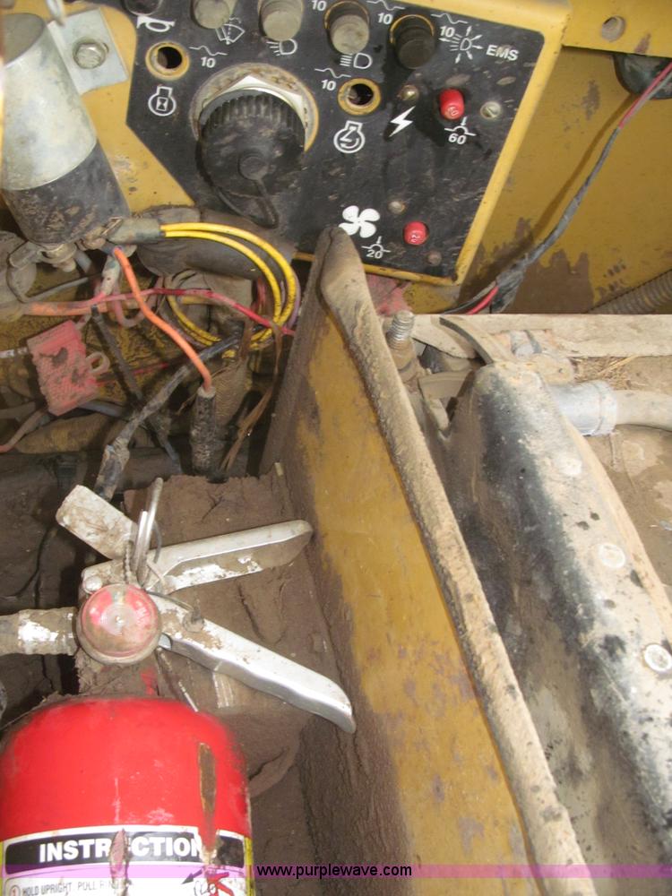 image for item F7121 1995 Caterpillar D6H LGP Series II dozer