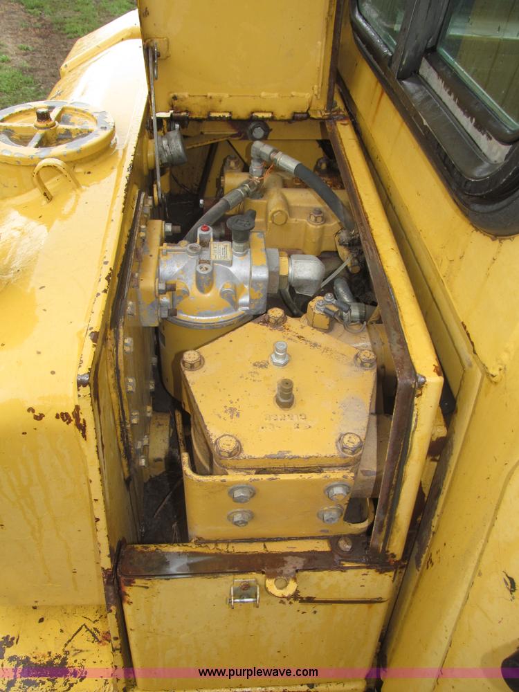 image for item F7121 1995 Caterpillar D6H LGP Series II dozer