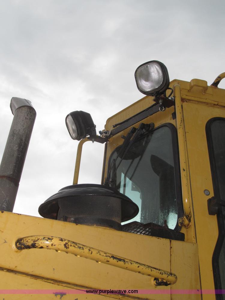 image for item F7121 1995 Caterpillar D6H LGP Series II dozer