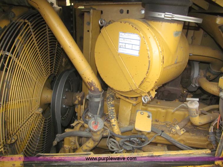 image for item F7121 1995 Caterpillar D6H LGP Series II dozer