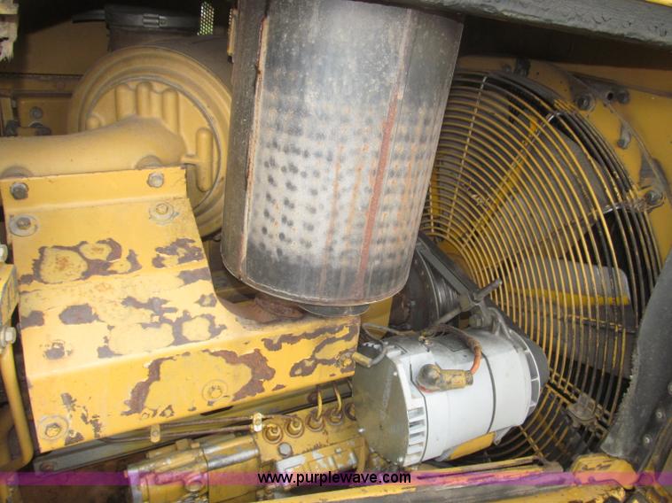 image for item F7121 1995 Caterpillar D6H LGP Series II dozer