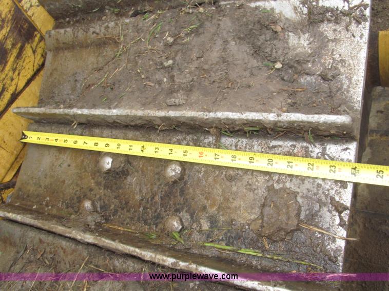 image for item F7121 1995 Caterpillar D6H LGP Series II dozer