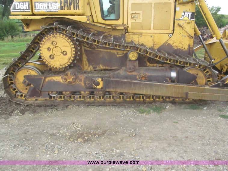 image for item F7121 1995 Caterpillar D6H LGP Series II dozer