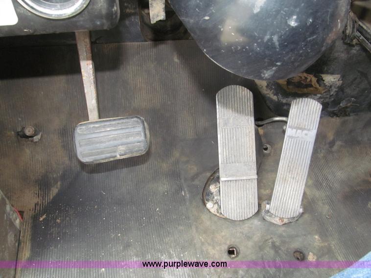 image for item F7122 1985 Mack RD688S Econodyne triple axle semi truck