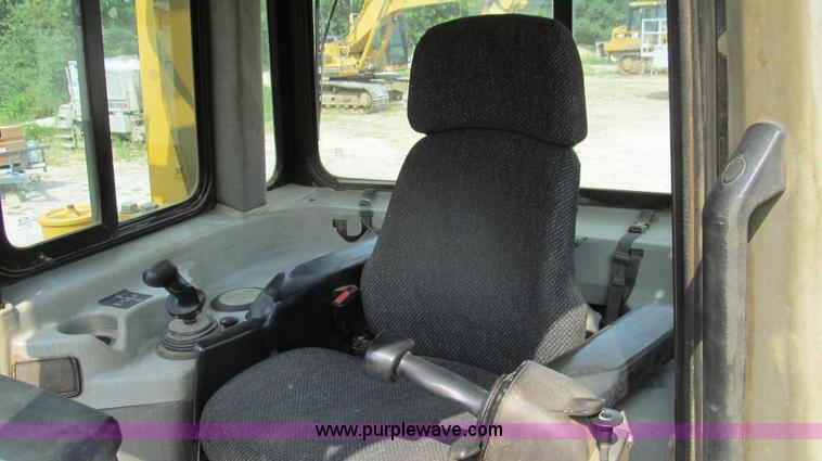 image for item G2084 2004 Caterpillar D6R DS LGP Series II dozer