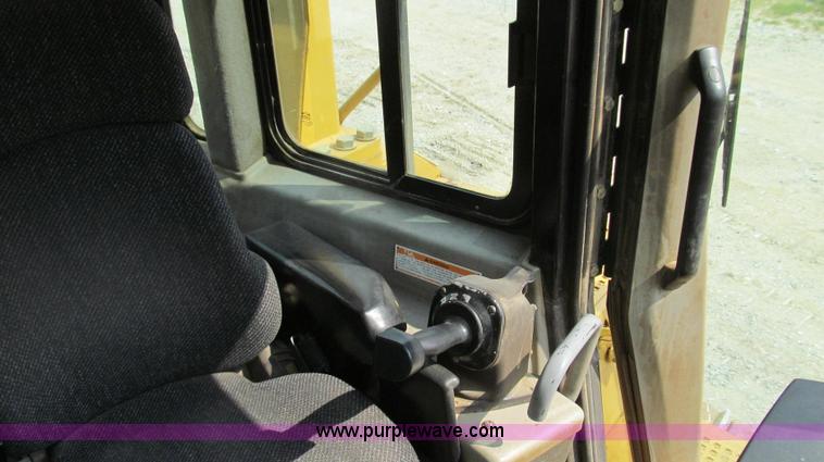 image for item G2084 2004 Caterpillar D6R DS LGP Series II dozer
