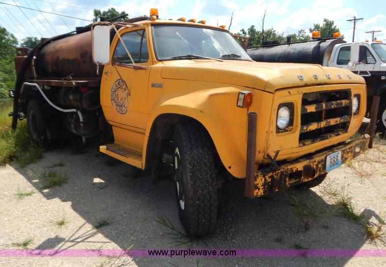 image for item G3474 1976 Dodge D800 oil distributor truck