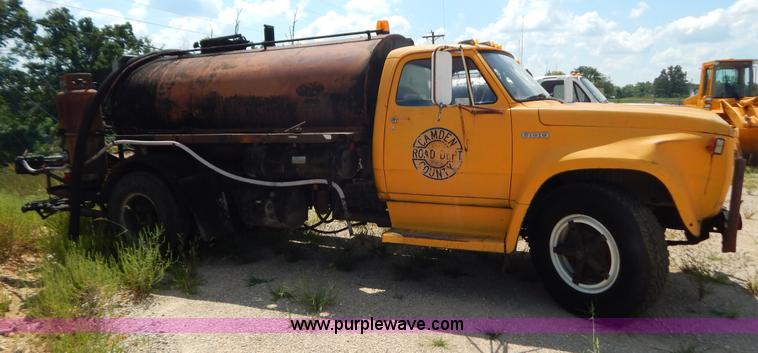 image for item G3474 1976 Dodge D800 oil distributor truck